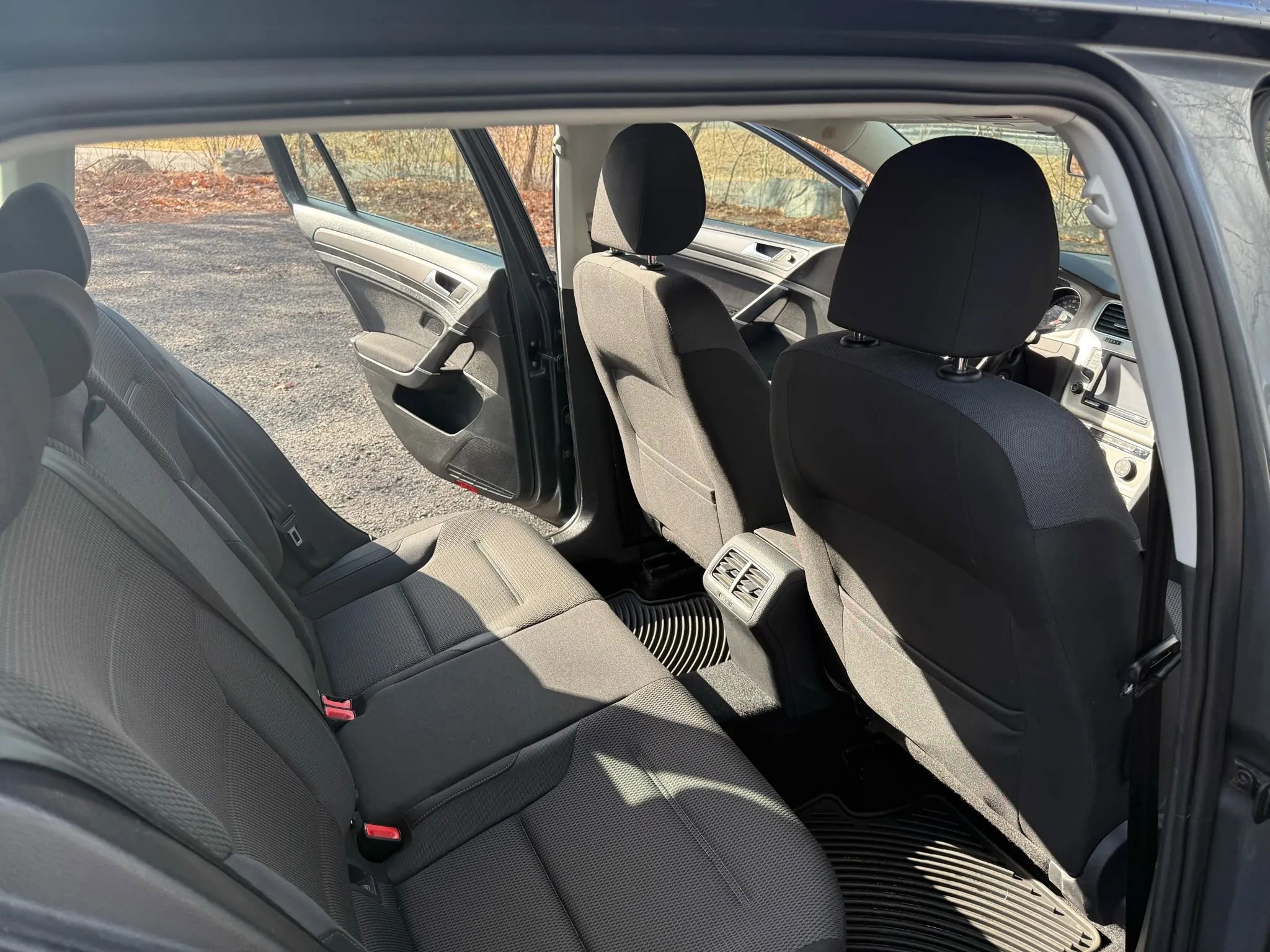 Used 2017 Volkswagen Golf S image 16