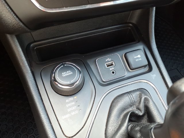Used 2019 Jeep Cherokee Latitude Plus w/ Comfort/Convenience Group AWD/4WD image 28