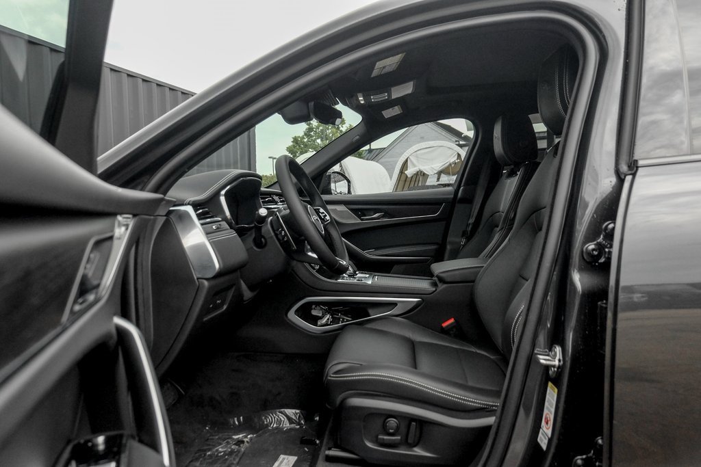 Used 2025 Jaguar F-PACE R-Dynamic S image 8