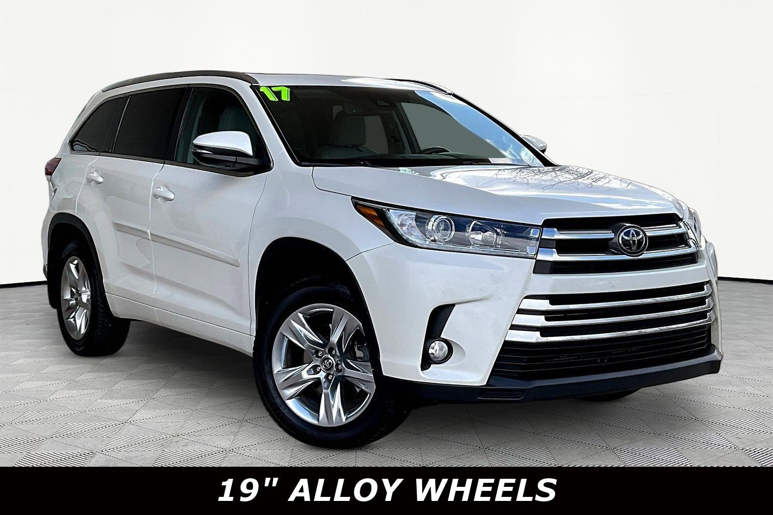 Used 2017 Toyota Highlander Limited image 3