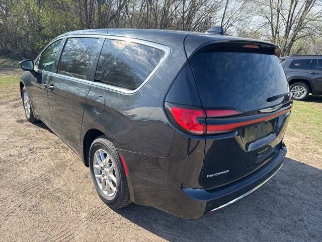 Used 2023 Chrysler Pacifica Touring-L FWD image 8