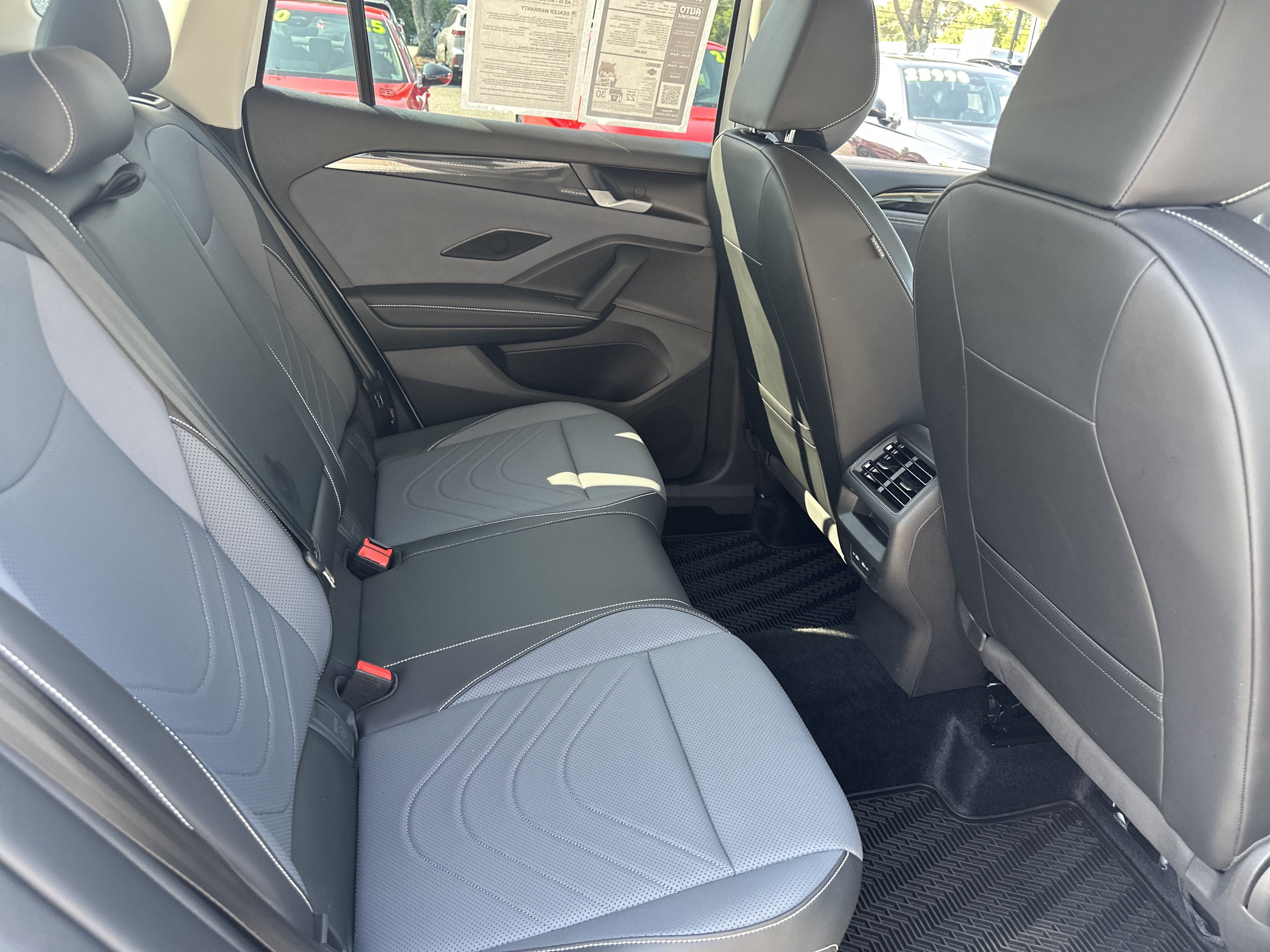 Used 2025 Volkswagen Tiguan SE AWD/4WD image 14