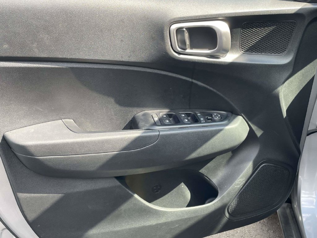 Used 2025 Hyundai Venue SEL FWD image 23