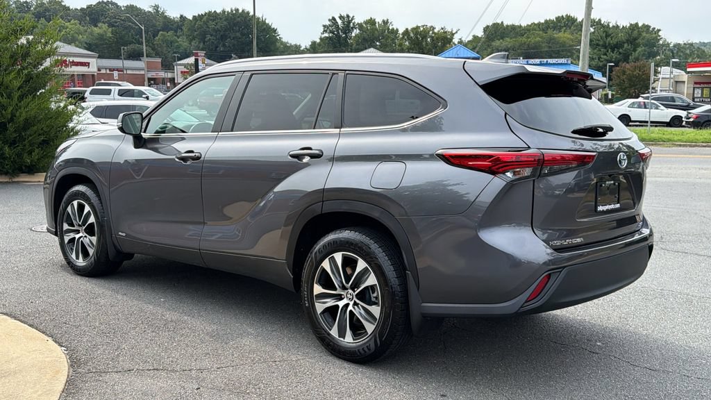Used 2023 Toyota Highlander XLE AWD/4WD image 3