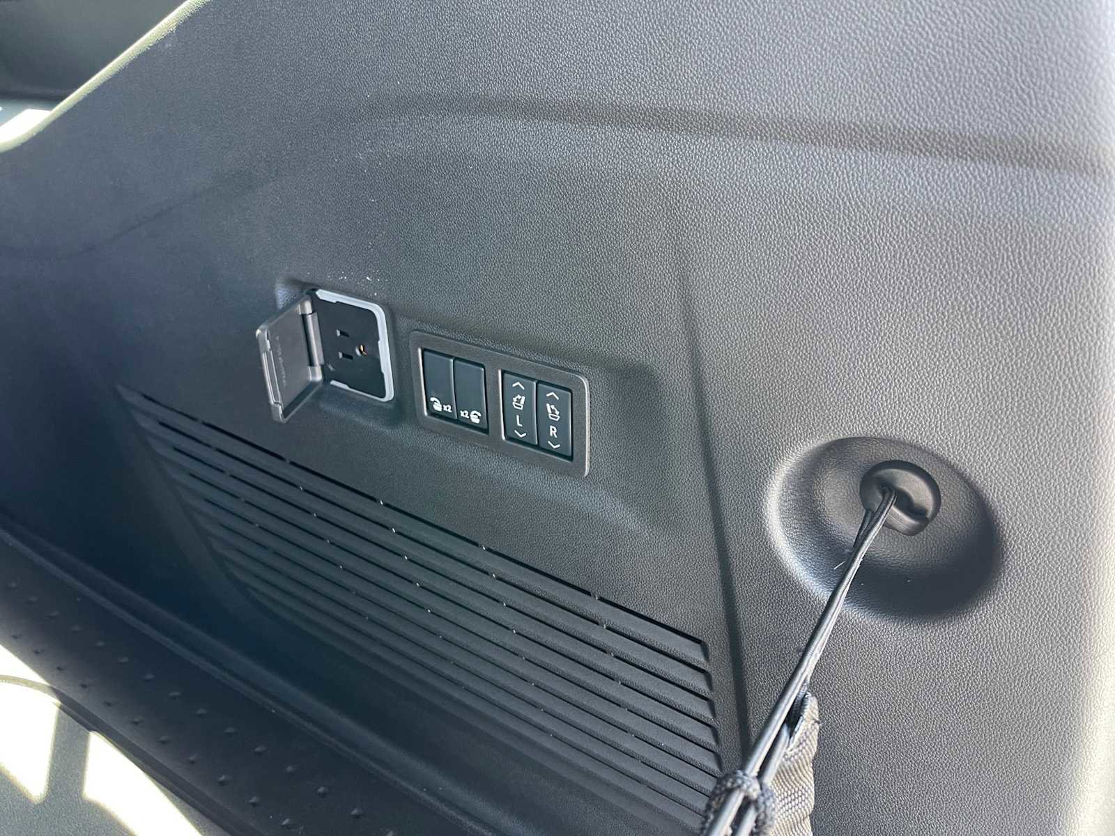 New 2025 Chevrolet Suburban Premier image 17