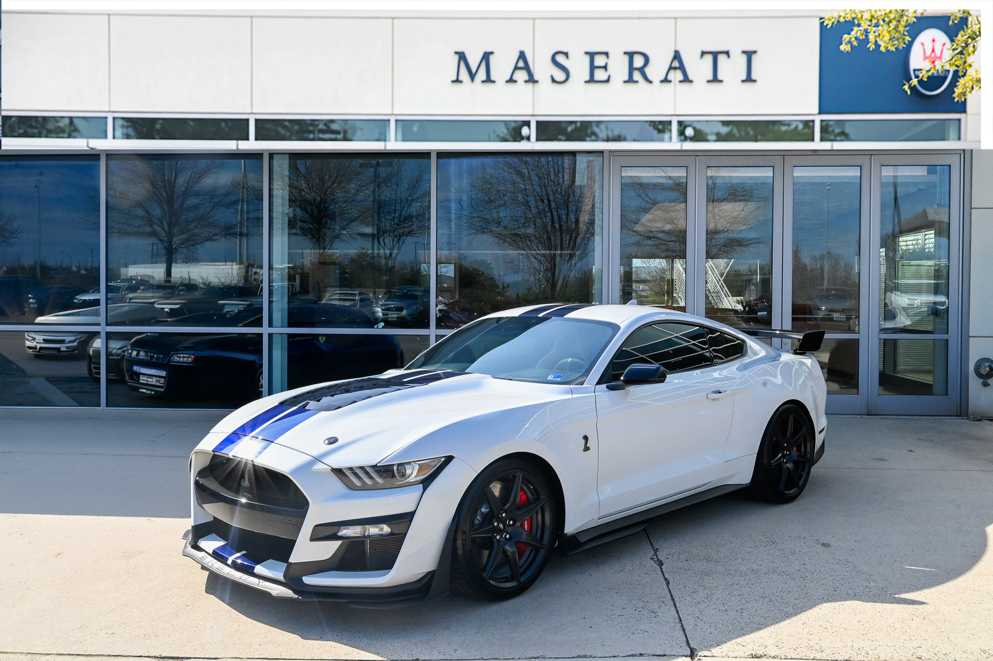 Used 2022 Ford Mustang Shelby GT500 w/ Carbon Fiber Track Pack RWD image 1