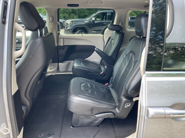 Used 2021 Chrysler Pacifica Touring-L FWD image 18