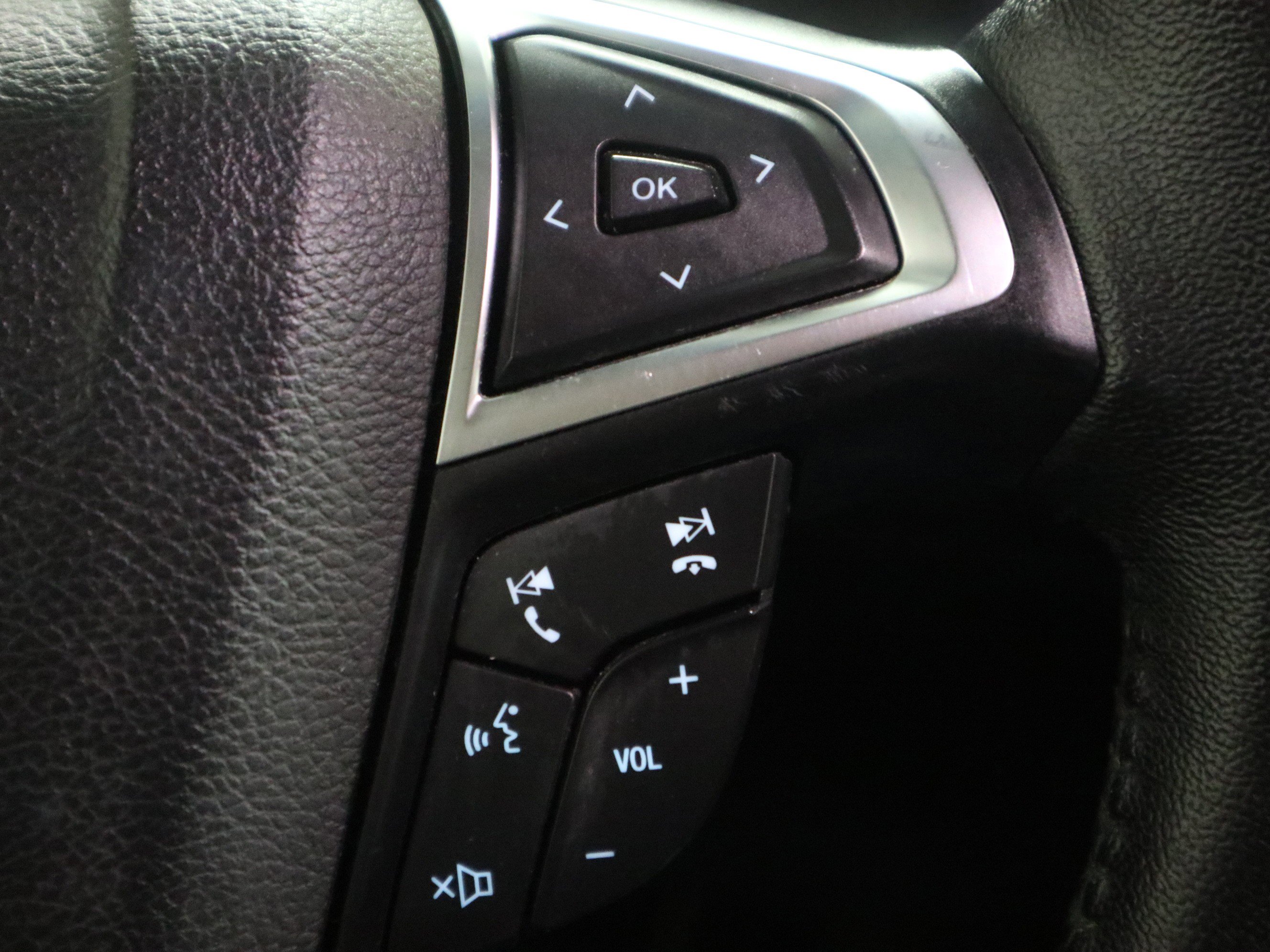 Used 2020 Ford Edge SEL image 29