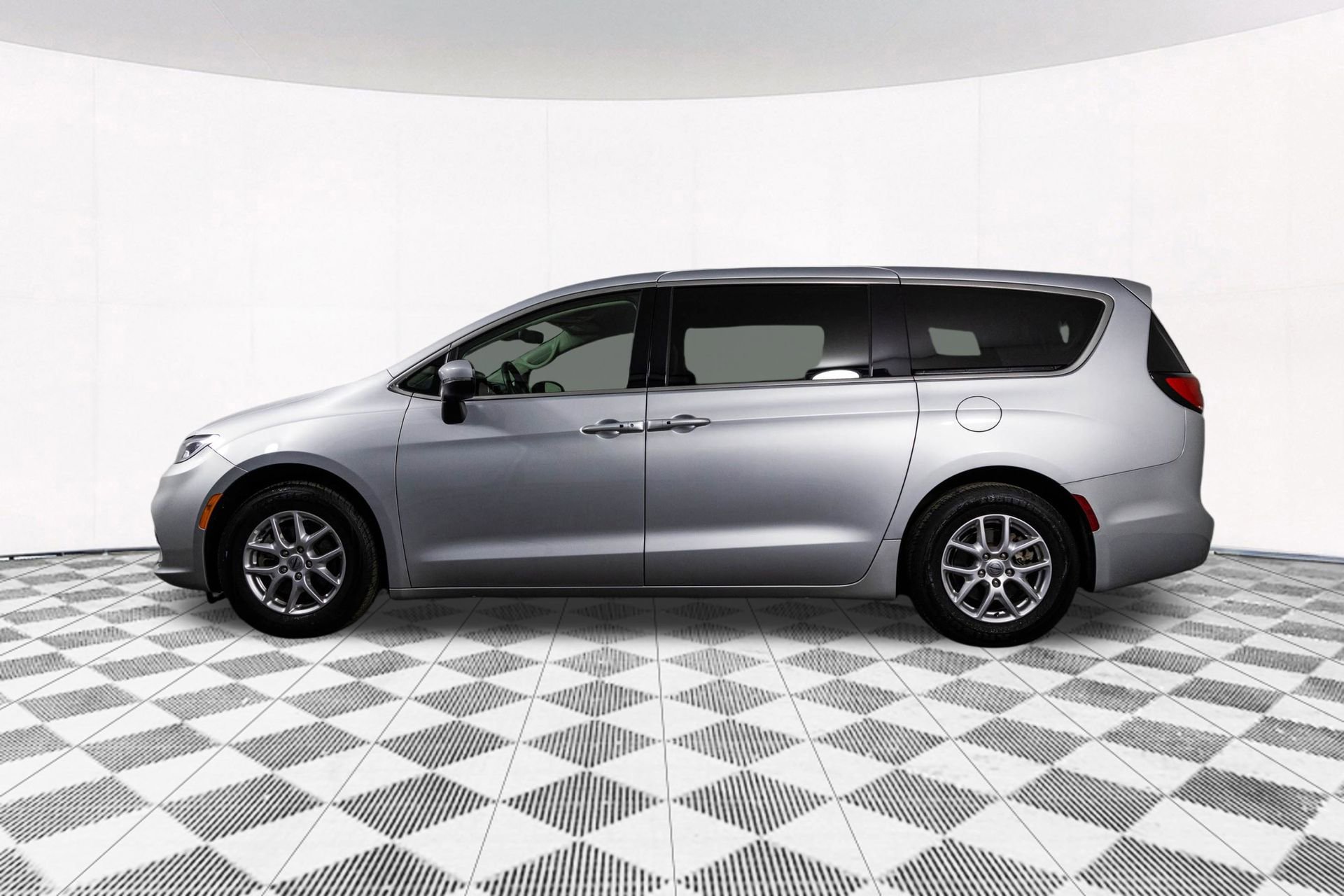 Used 2023 Chrysler Pacifica Touring-L image 11