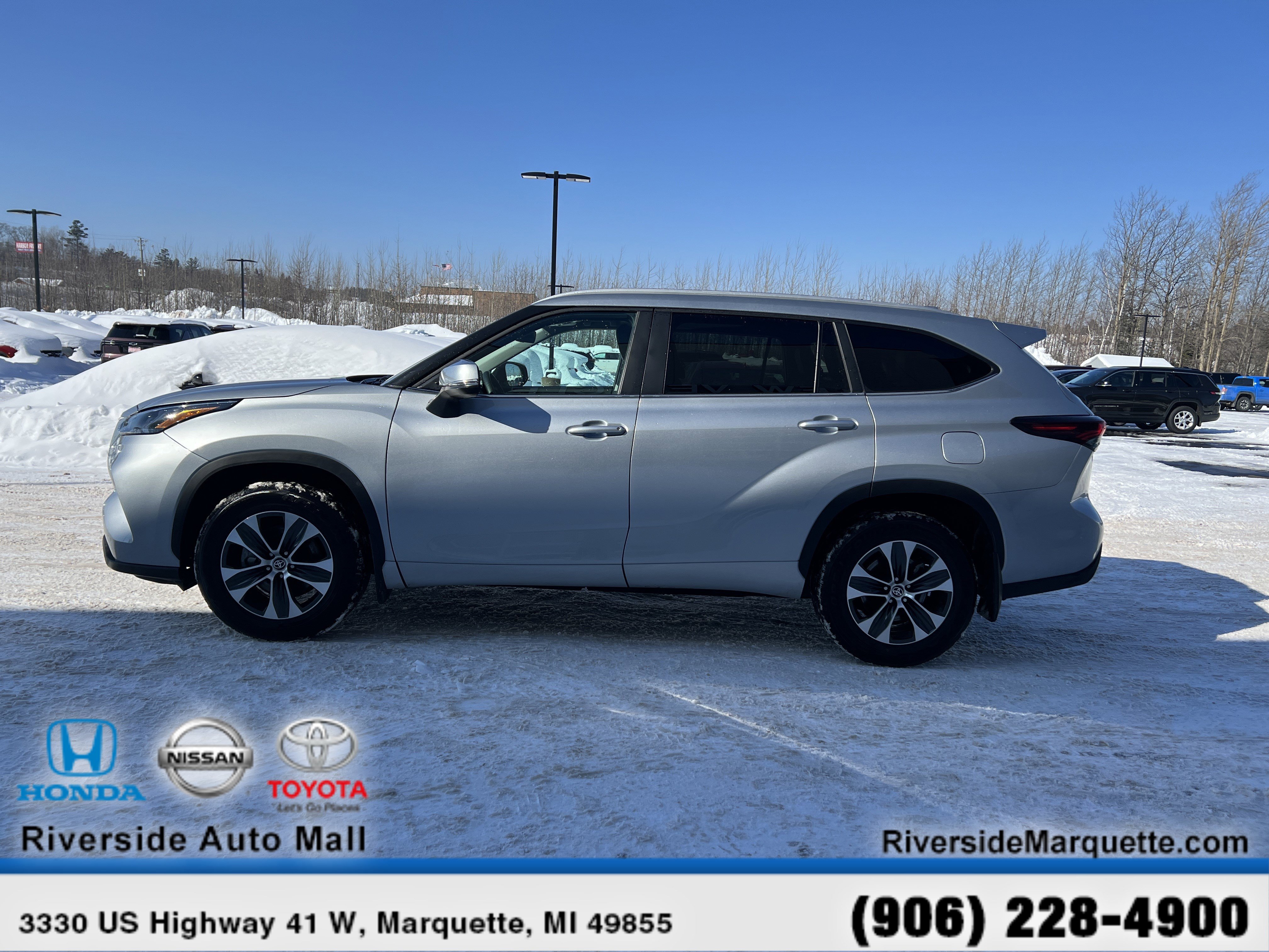 Used 2025 Toyota Highlander XLE image 4