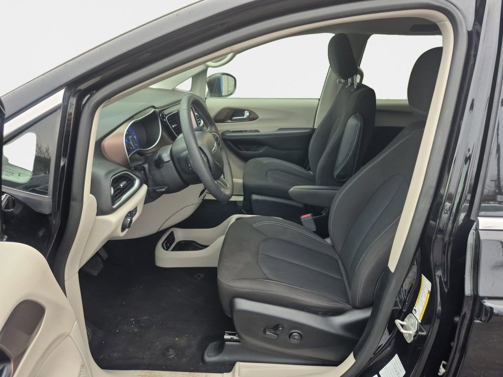 Used 2024 Chrysler Voyager LX FWD image 12