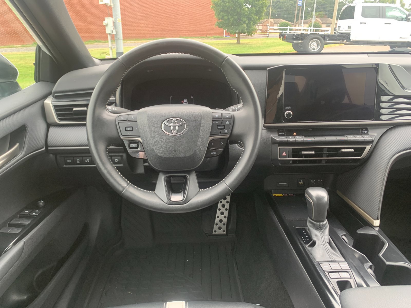 Used 2025 Toyota Camry SE FWD image 18