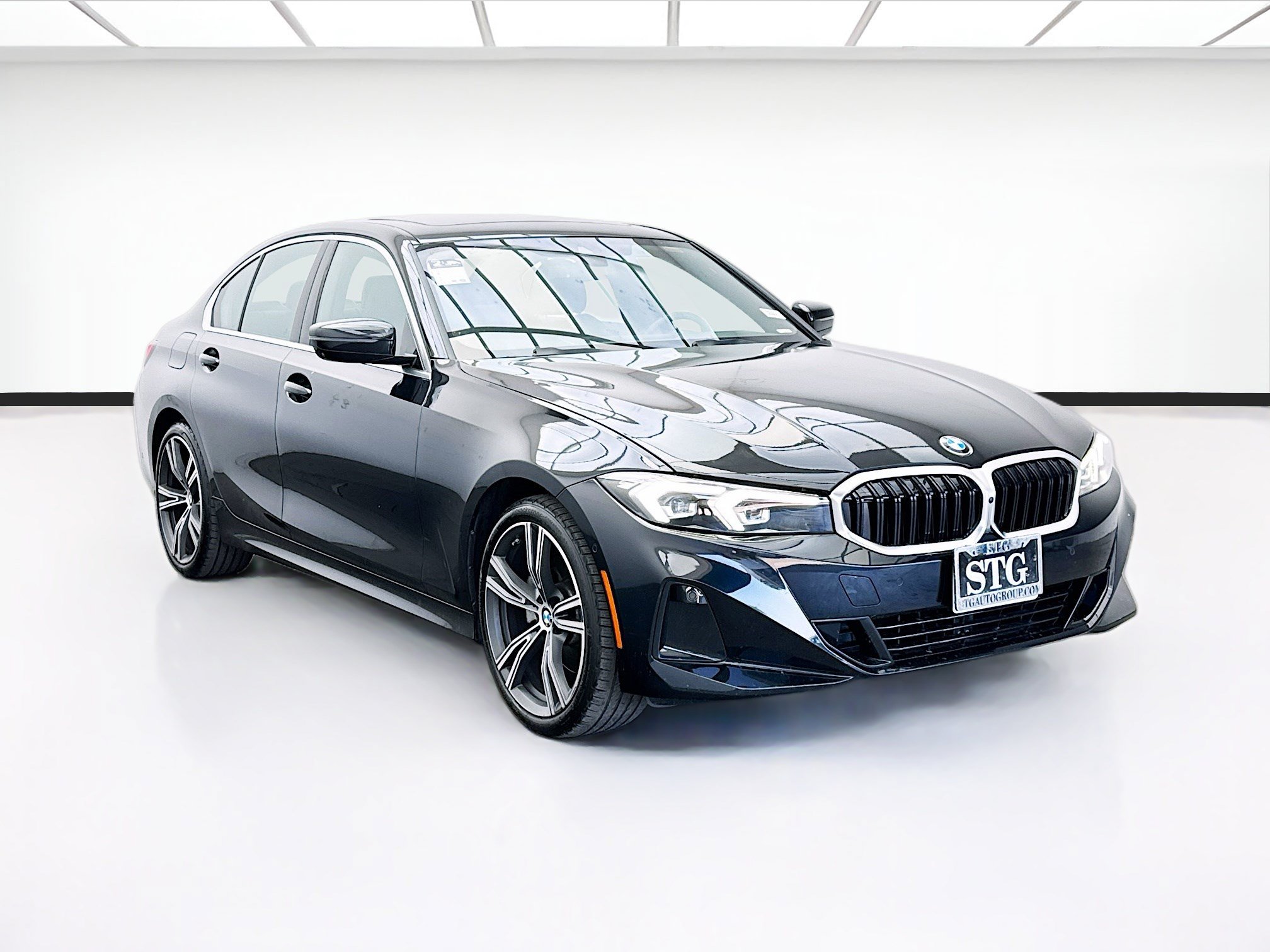 Used 2024 BMW 330i Sedan w/ Convenience Package RWD image 3