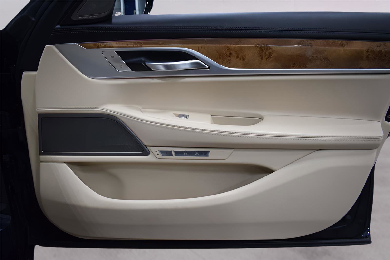 Used 2017 BMW 750i xDrive image 33