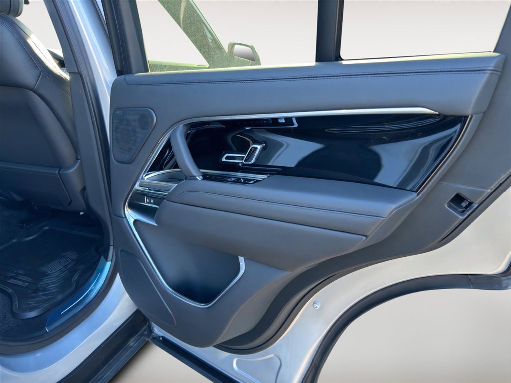 New 2025 Land Rover Range Rover SE image 17