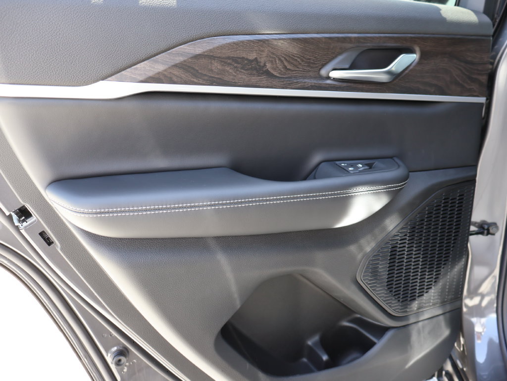 New 2026 Jeep Grand Cherokee Altitude AWD/4WD image 17