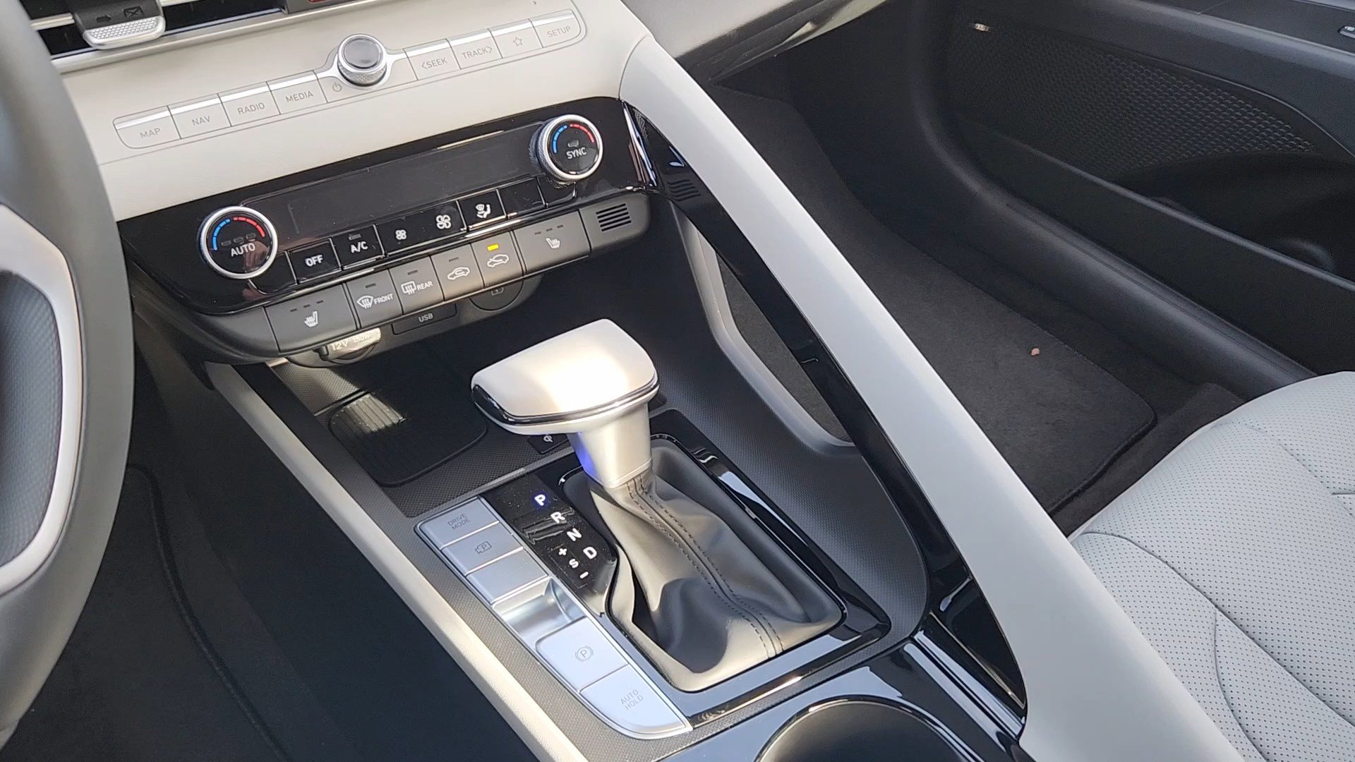 New 2026 Hyundai Elantra Limited image 15