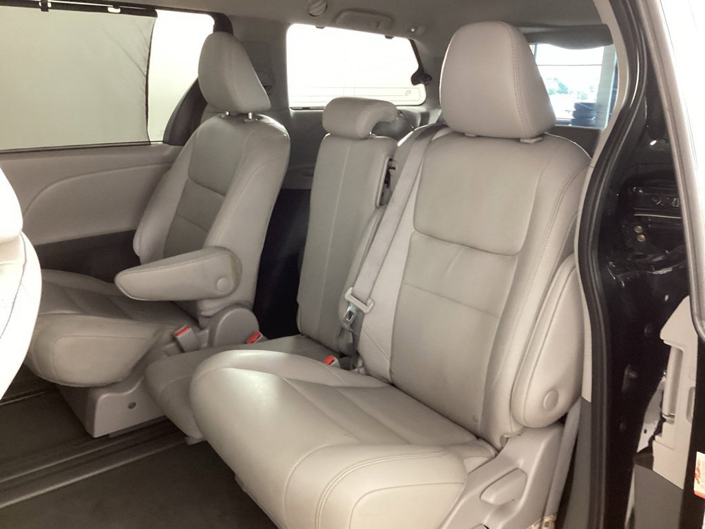 Used 2020 Toyota Sienna XLE FWD image 28
