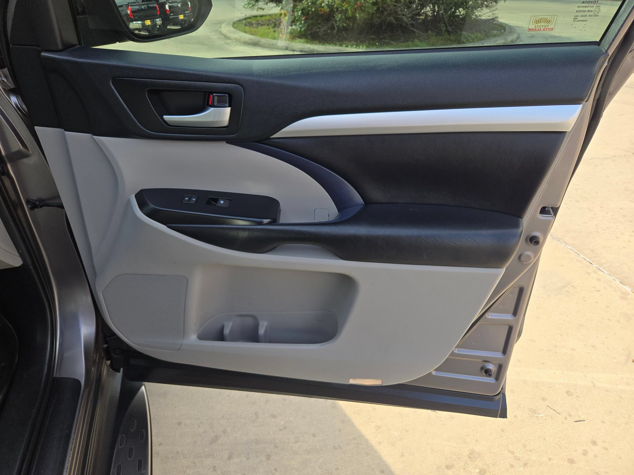 Used 2019 Toyota Highlander XLE FWD image 30