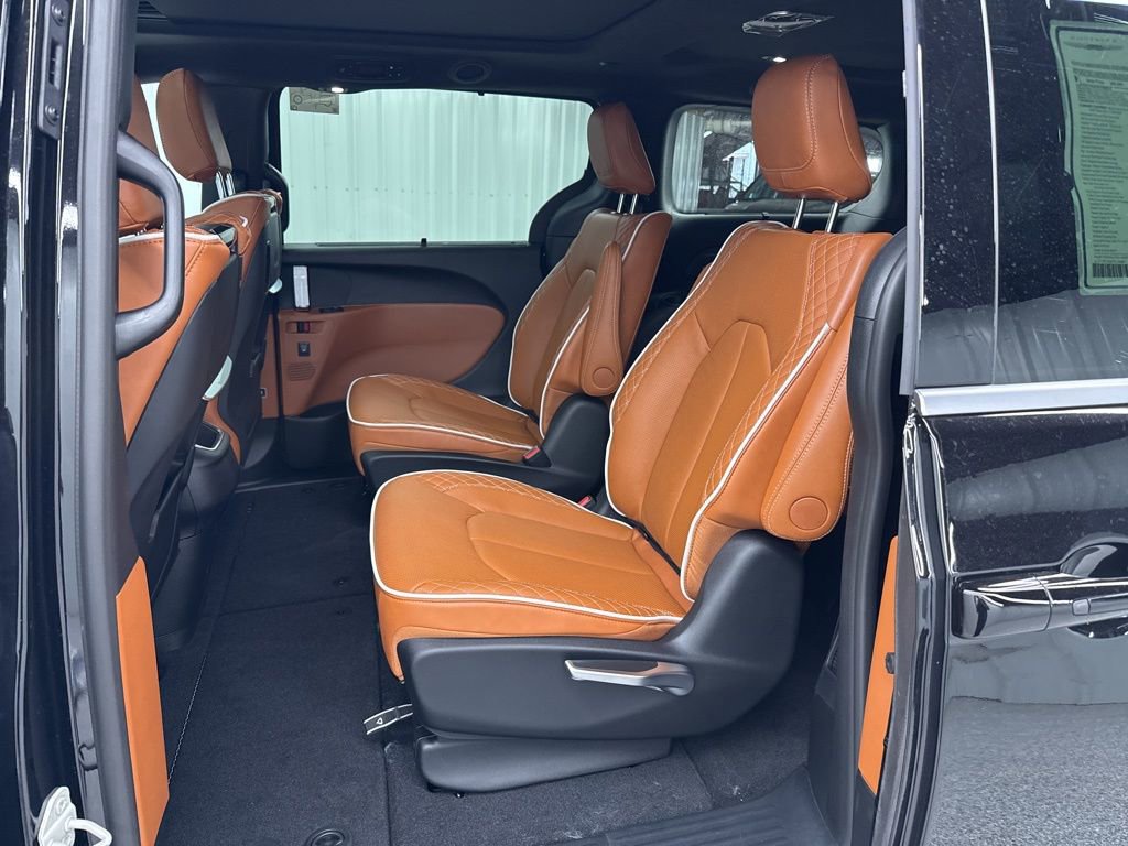 New 2026 Chrysler Pacifica Pinnacle image 12
