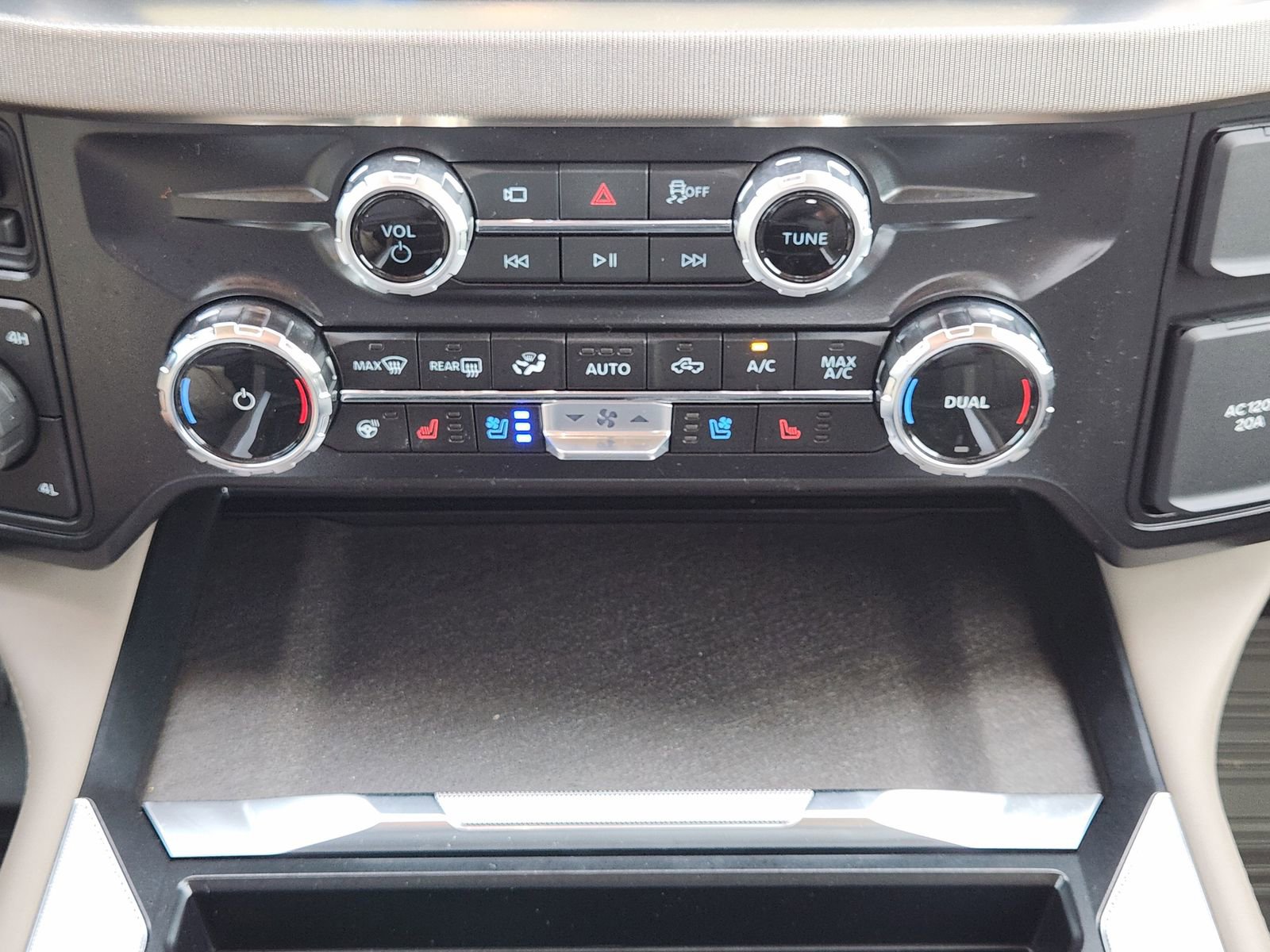 New 2026 Ford F450 Platinum w/ Platinum Plus Package image 19