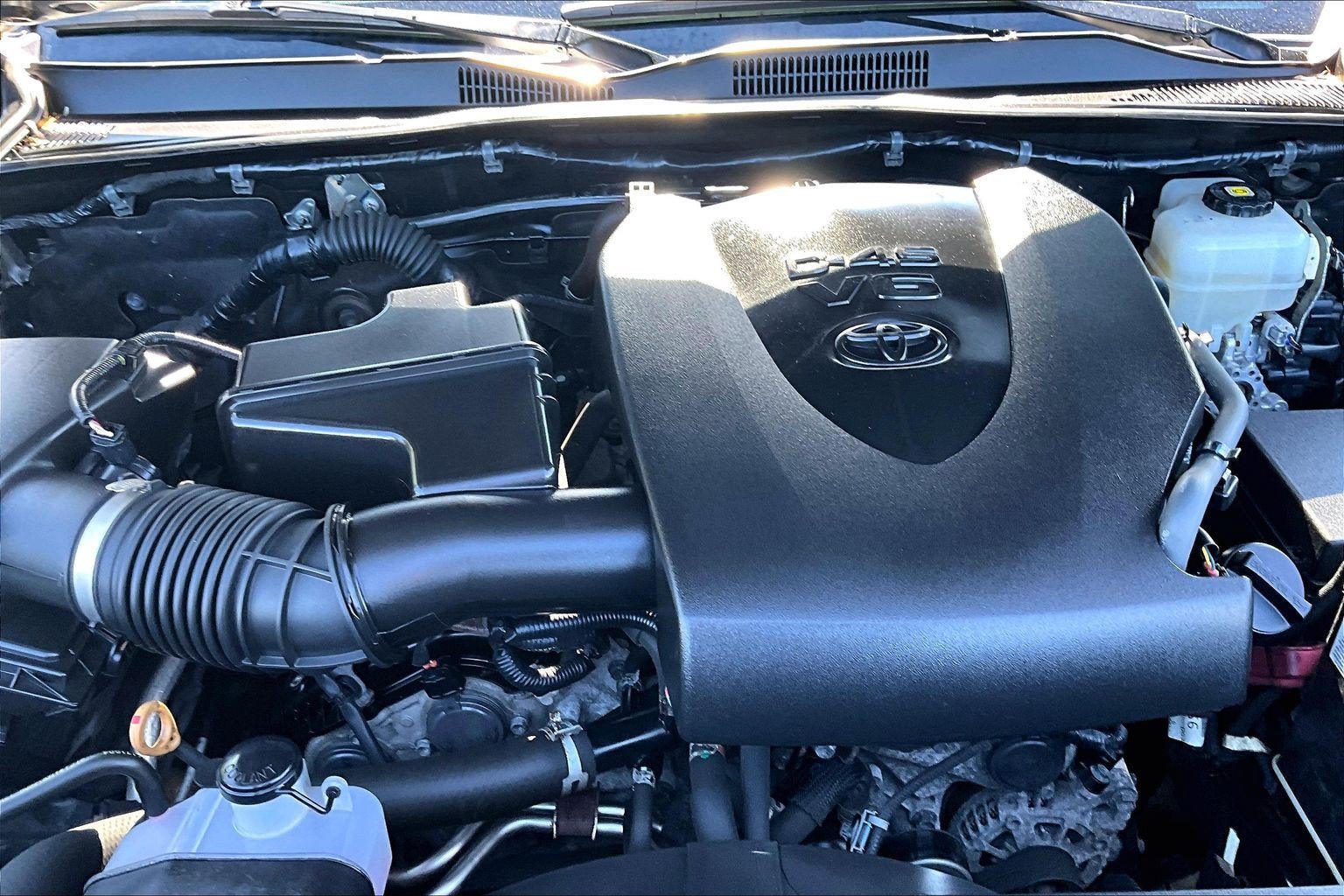 Used 2018 Toyota Tacoma TRD Off-Road w/ Technology Package AWD/4WD image 9