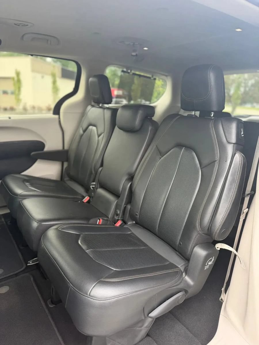 Used 2020 Chrysler Pacifica Touring-L FWD image 18