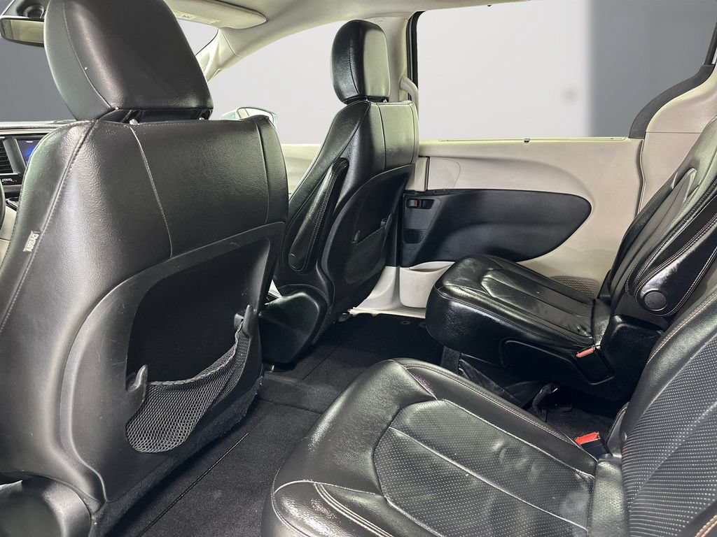 Used 2018 Chrysler Pacifica Touring-L FWD image 15