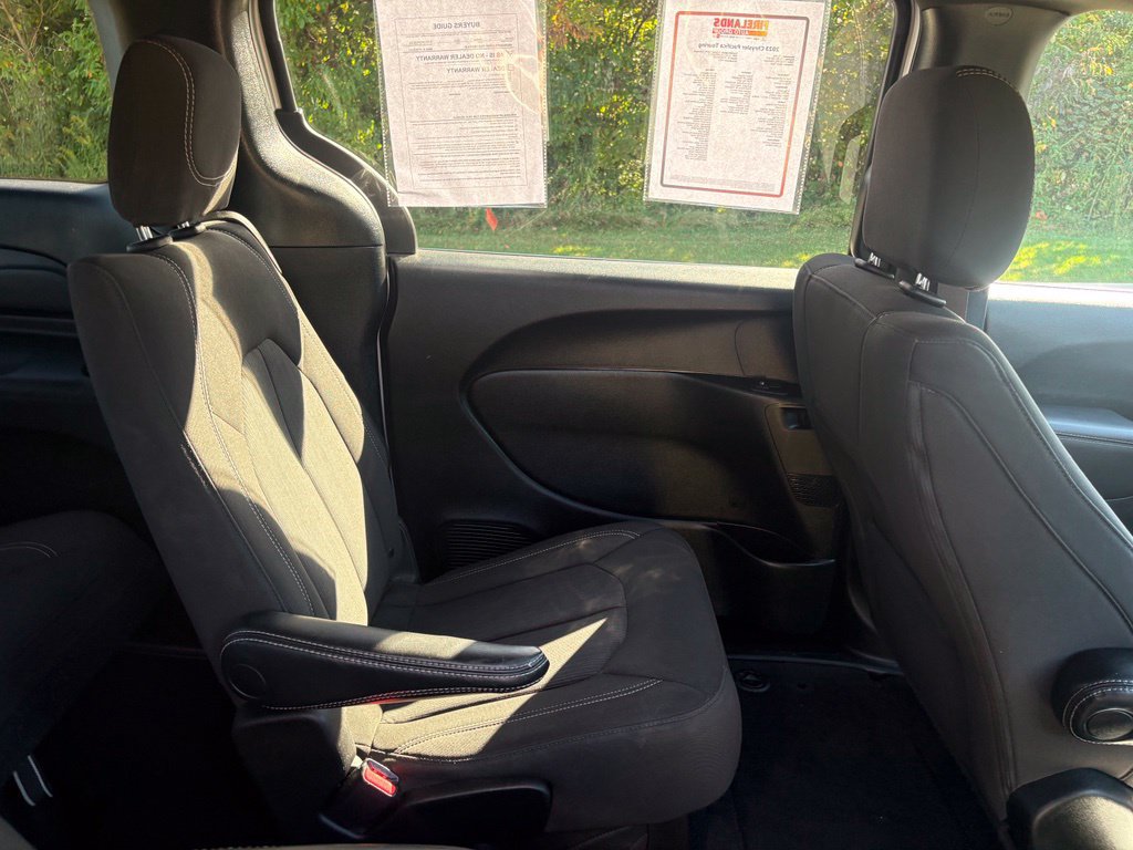 Used 2023 Chrysler Pacifica Touring FWD image 32