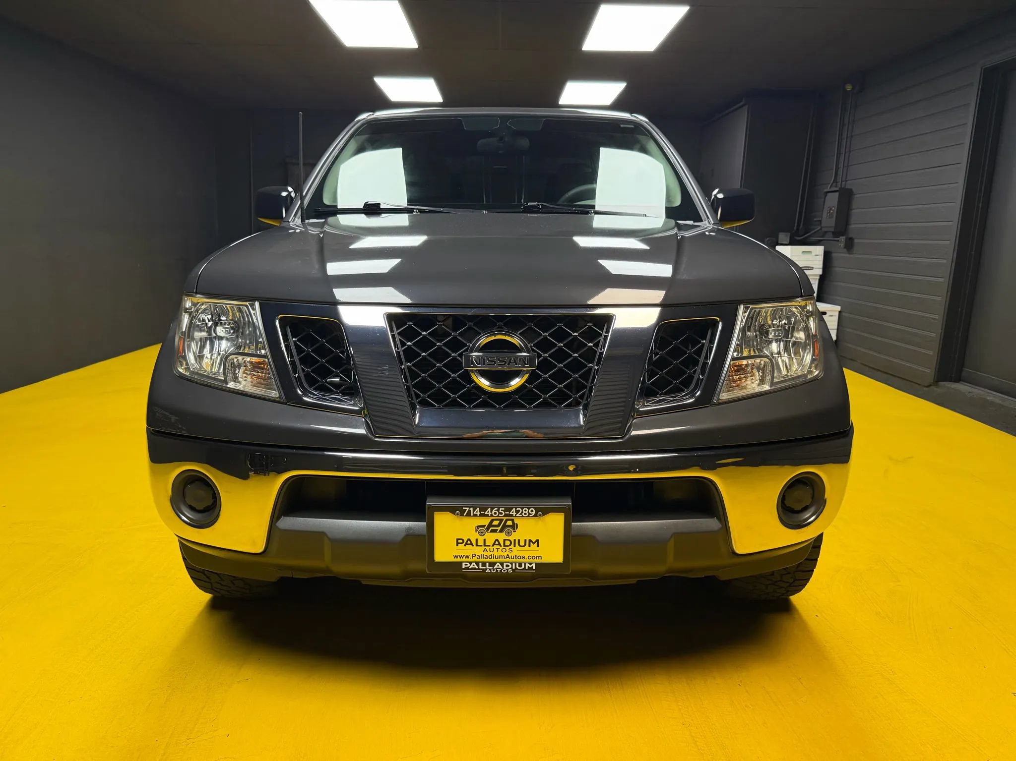 Used 2010 Nissan Frontier SE image 2