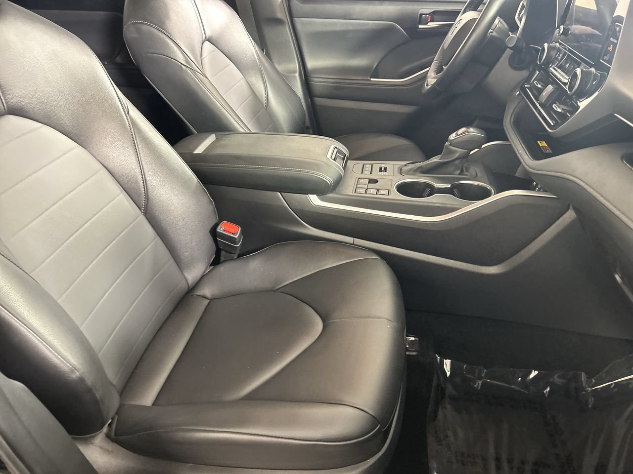Used 2025 Toyota Highlander XLE AWD/4WD image 27