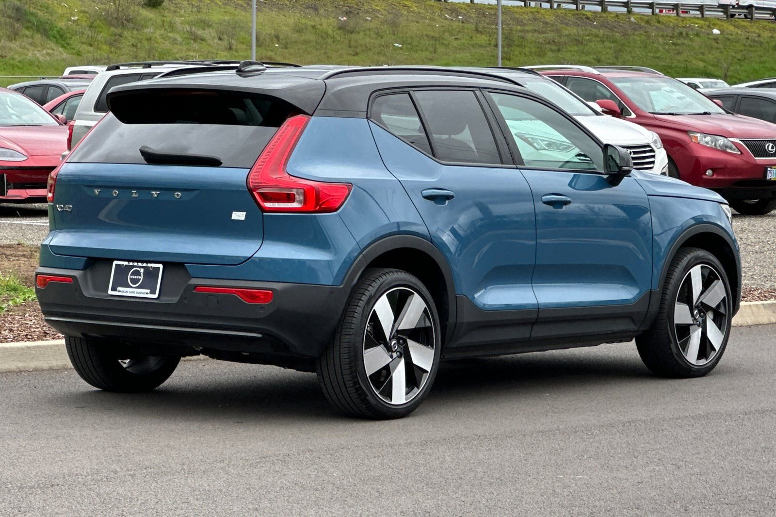 Used 2023 Volvo XC40 Recharge Ultimate image 3