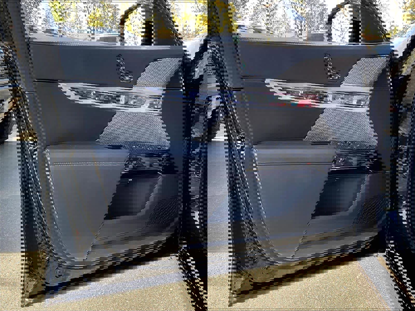 Used 2025 BMW 750e xDrive image 25