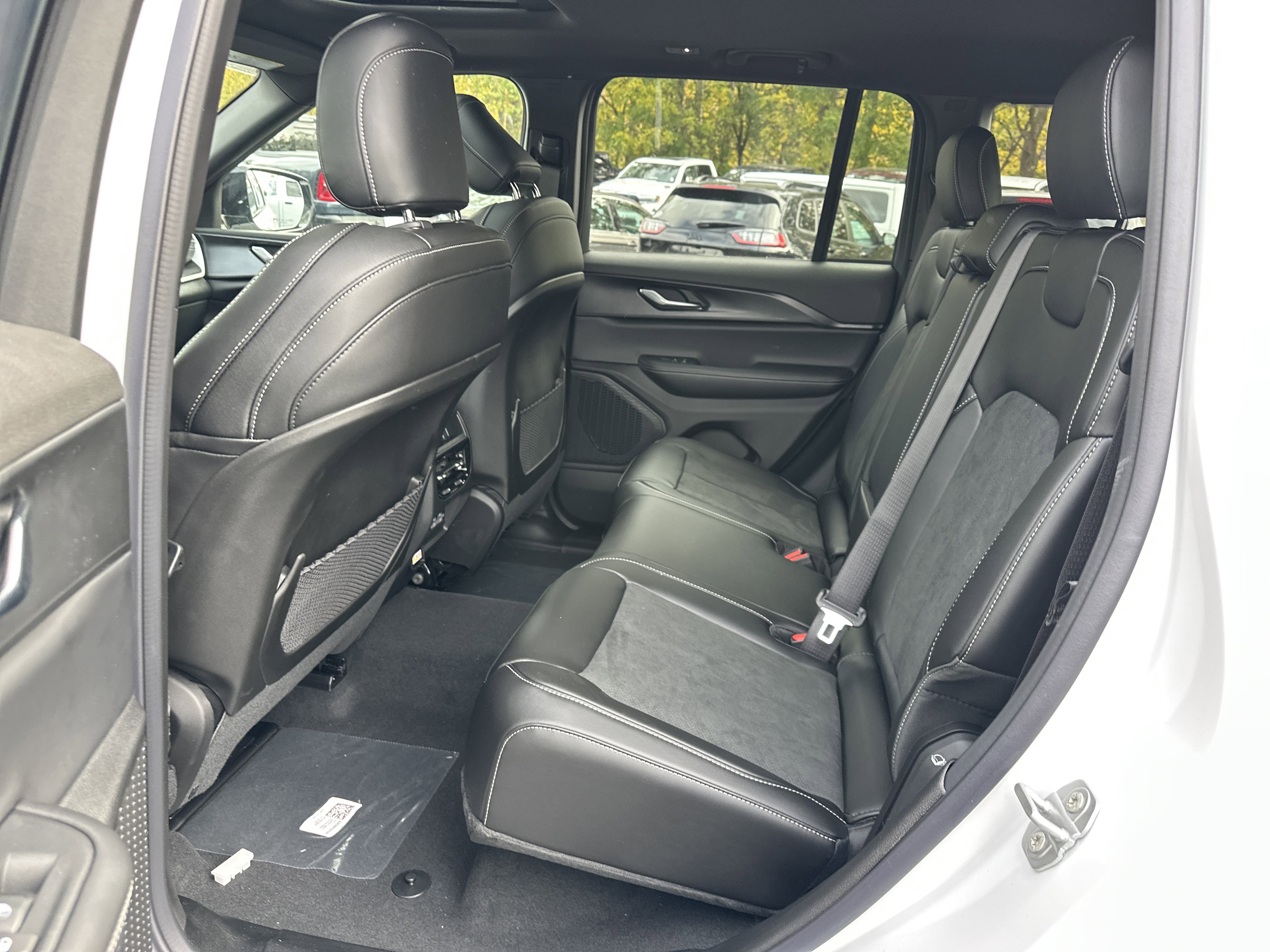 New 2025 Jeep Grand Cherokee Altitude image 29