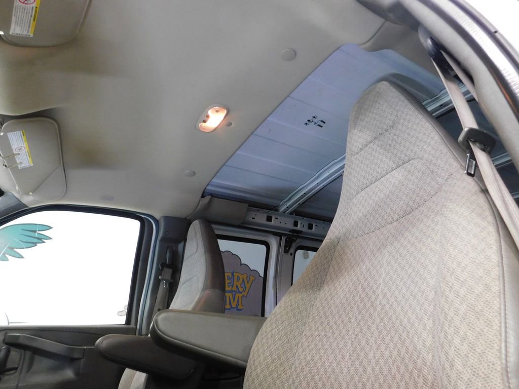 Used 2017 GMC Savana 2500 RWD image 32