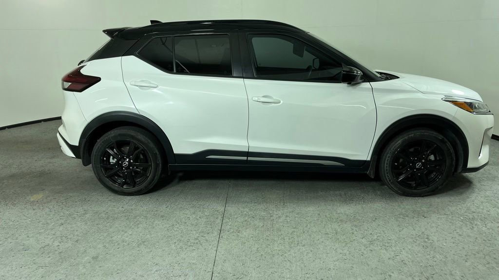 Used 2022 Nissan Kicks SR w/ Premium Package FWD image 2