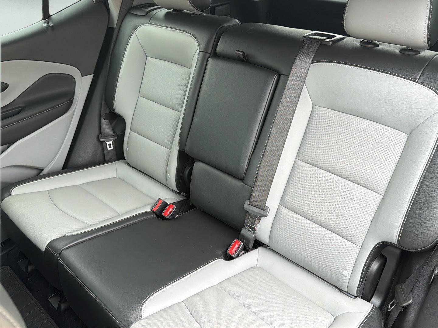 Used 2022 GMC Terrain SLT image 13