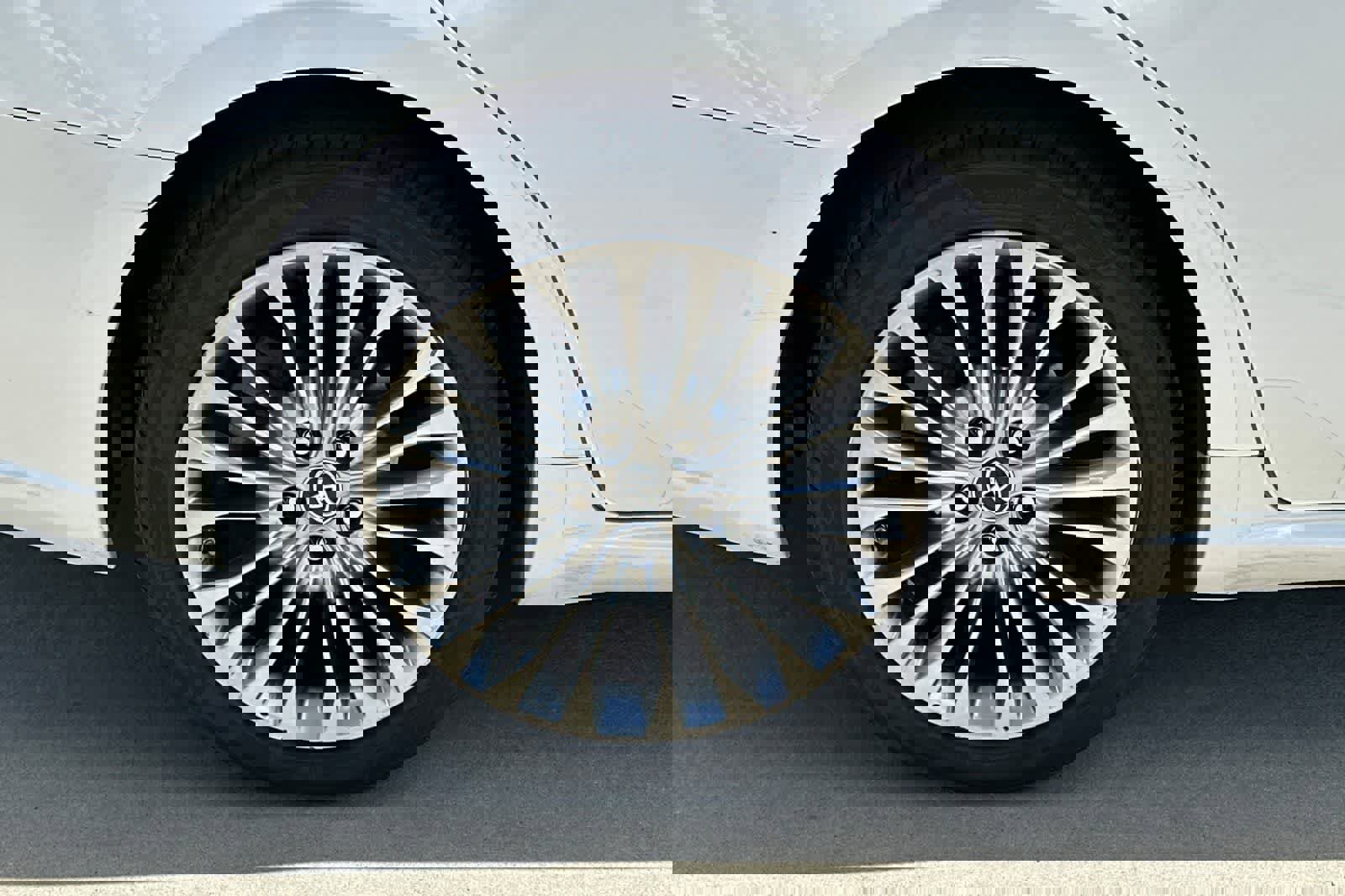 Used 2016 Toyota Avalon Limited w/ Toyota Safety Sense Package image 10