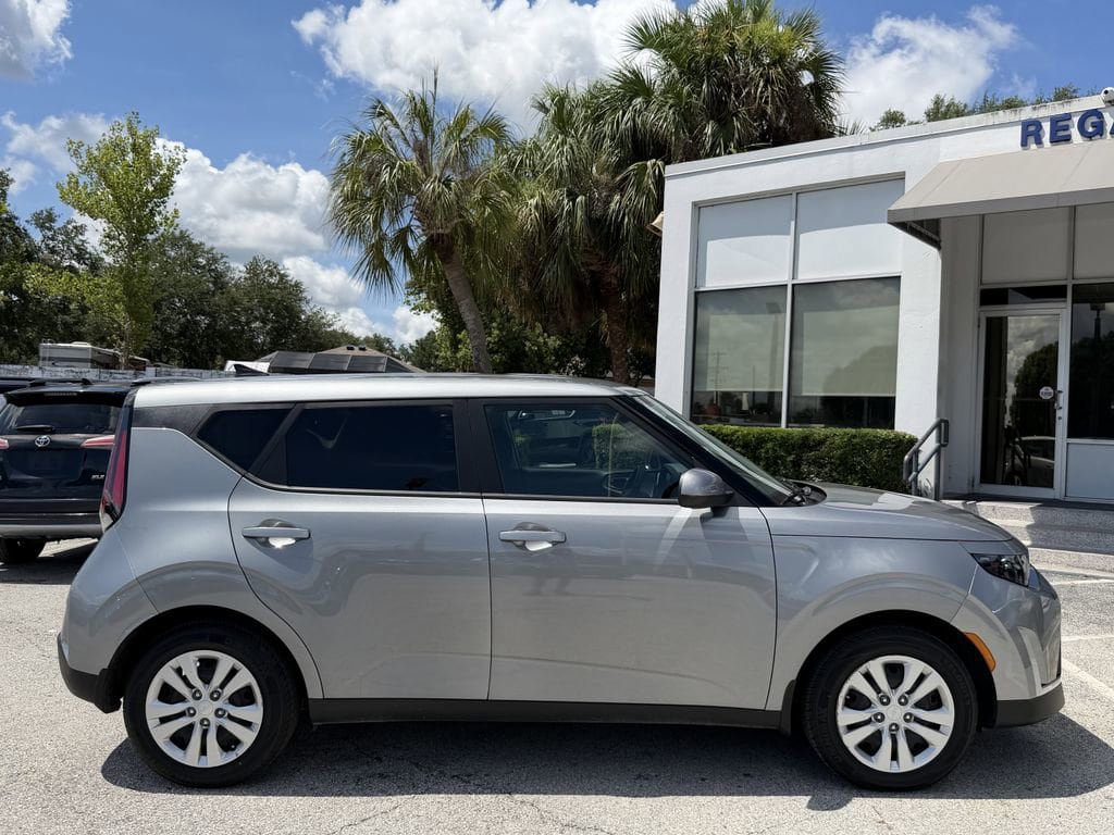 Used 2023 Kia Soul LX FWD image 4