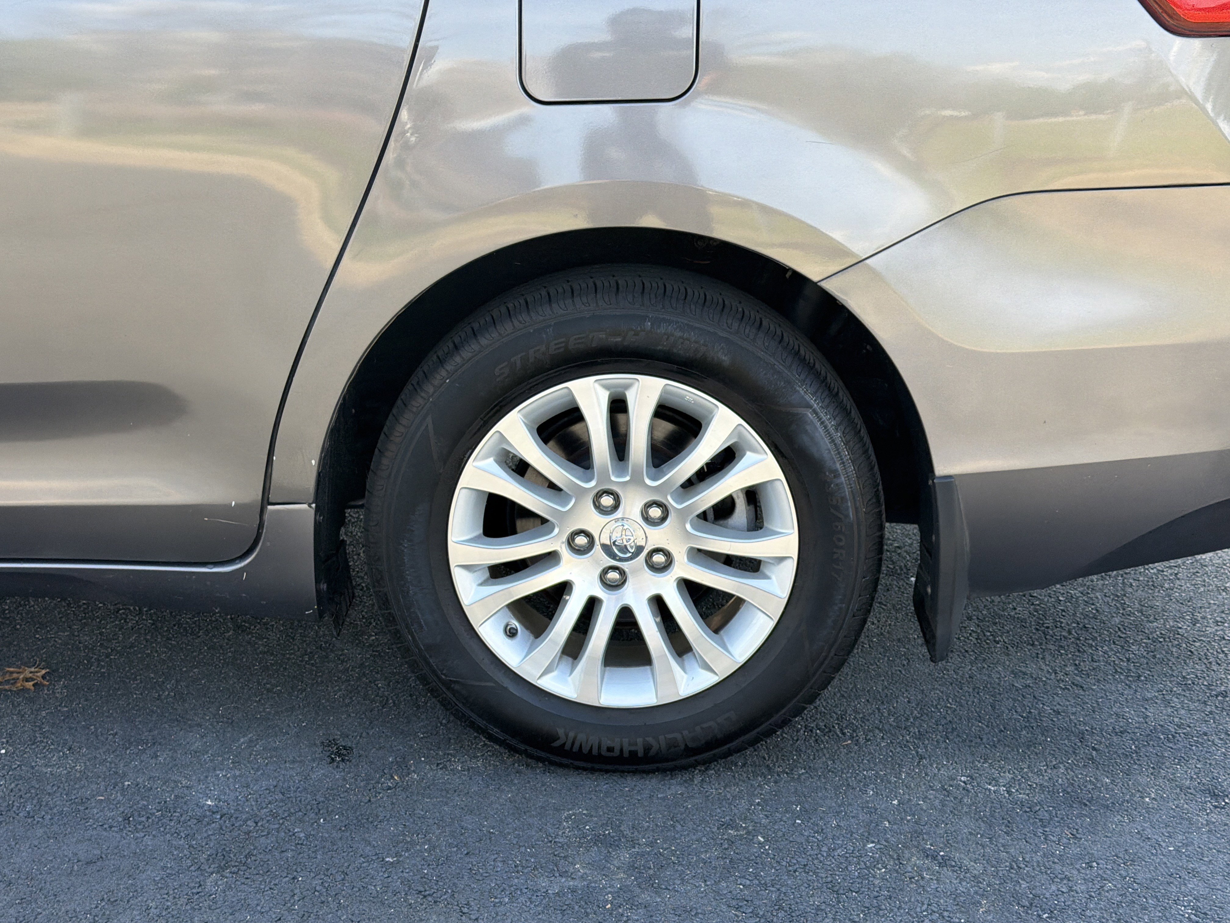 Used 2017 Toyota Sienna XLE image 35