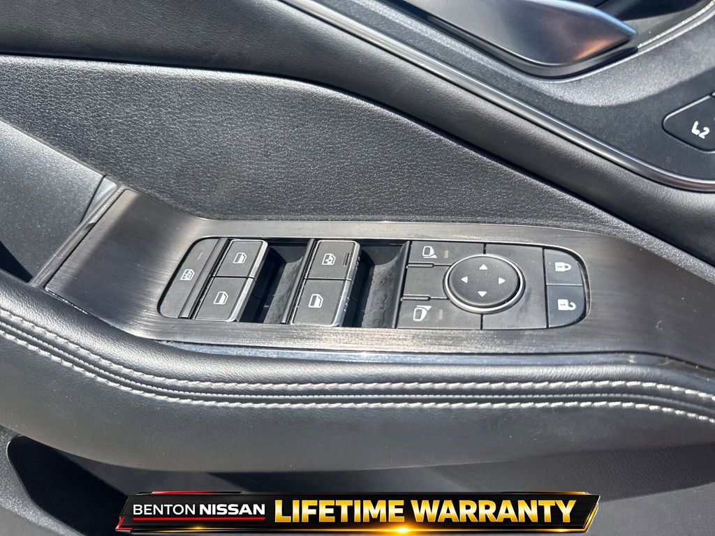 Used 2025 Nissan Rogue Platinum w/ Platinum Premium Package FWD image 13