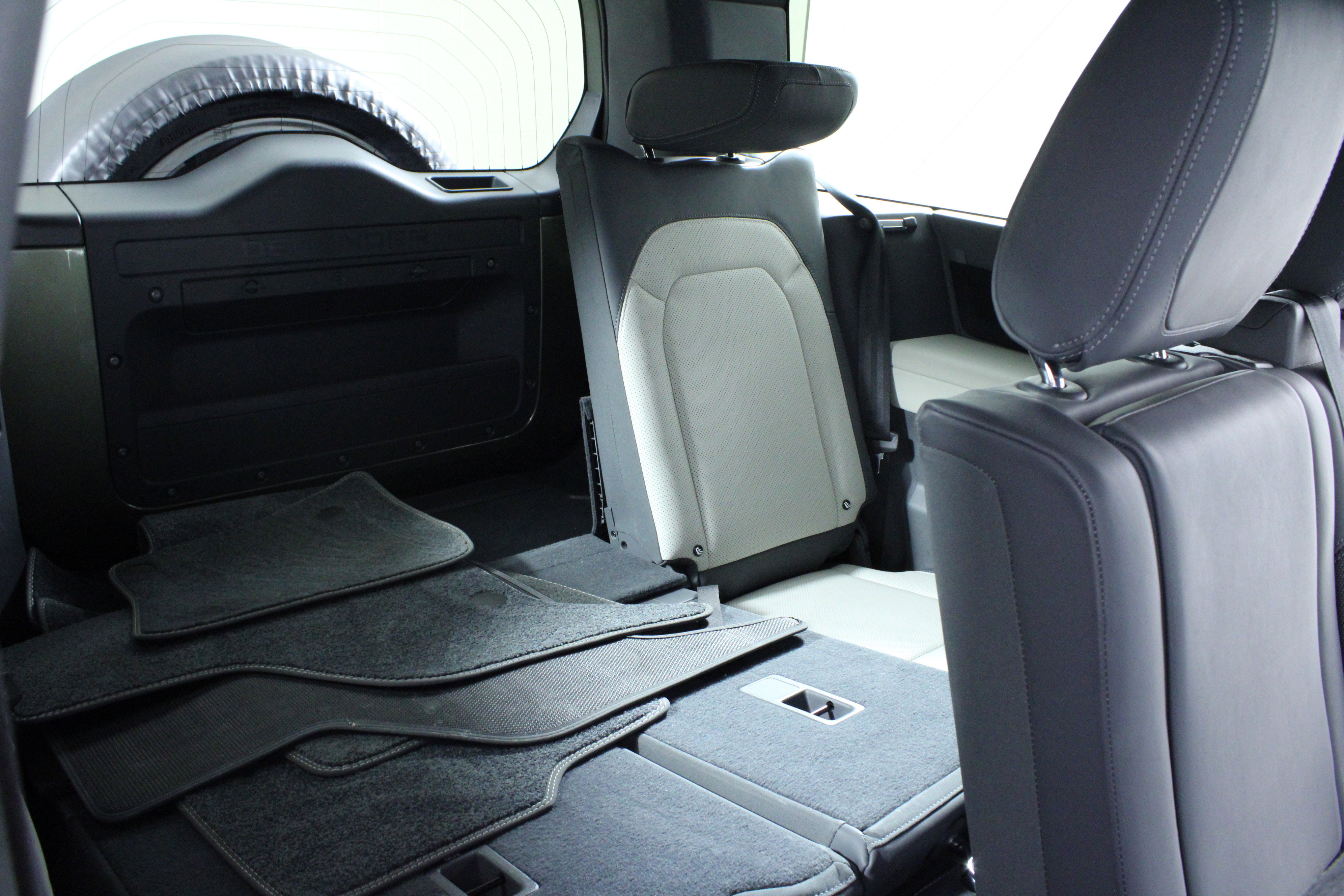 Used 2023 Land Rover Defender 130 X-Dynamic SE image 15