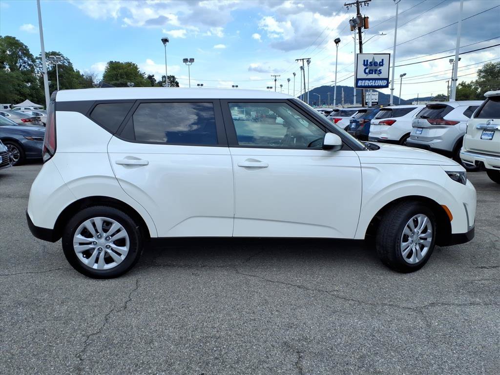 Used 2023 Kia Soul LX FWD image 3
