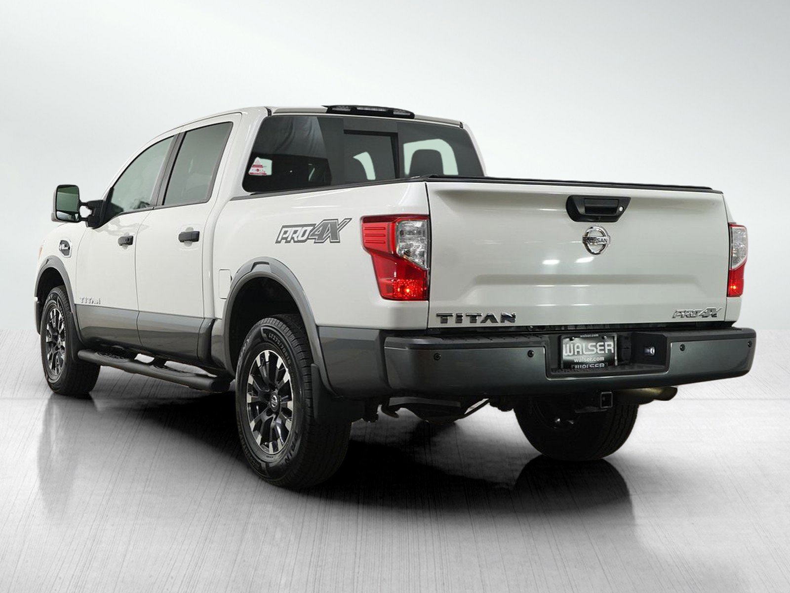 Used 2017 Nissan Titan PRO-4X AWD/4WD image 3