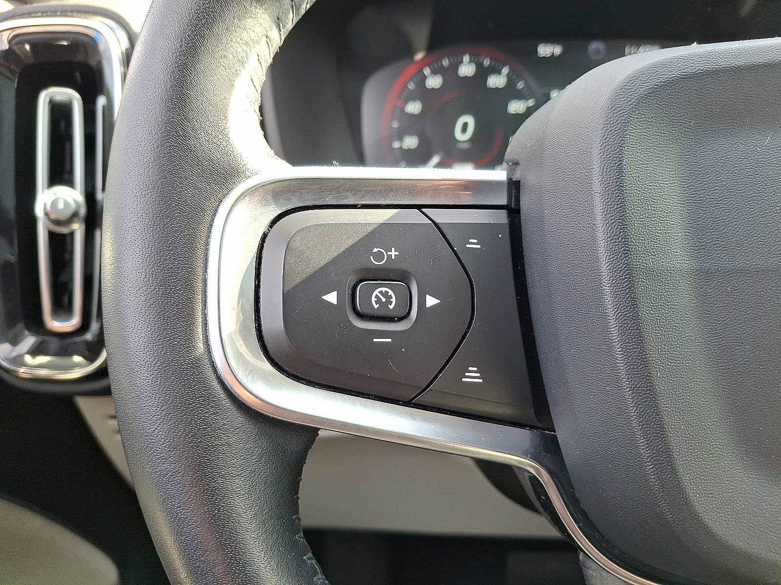 Used 2019 Volvo XC40 T5 Momentum image 21