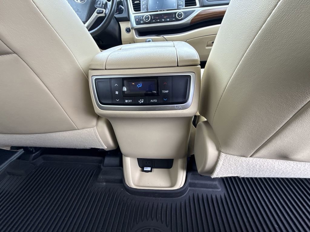 Used 2017 Toyota Highlander Limited AWD/4WD image 18
