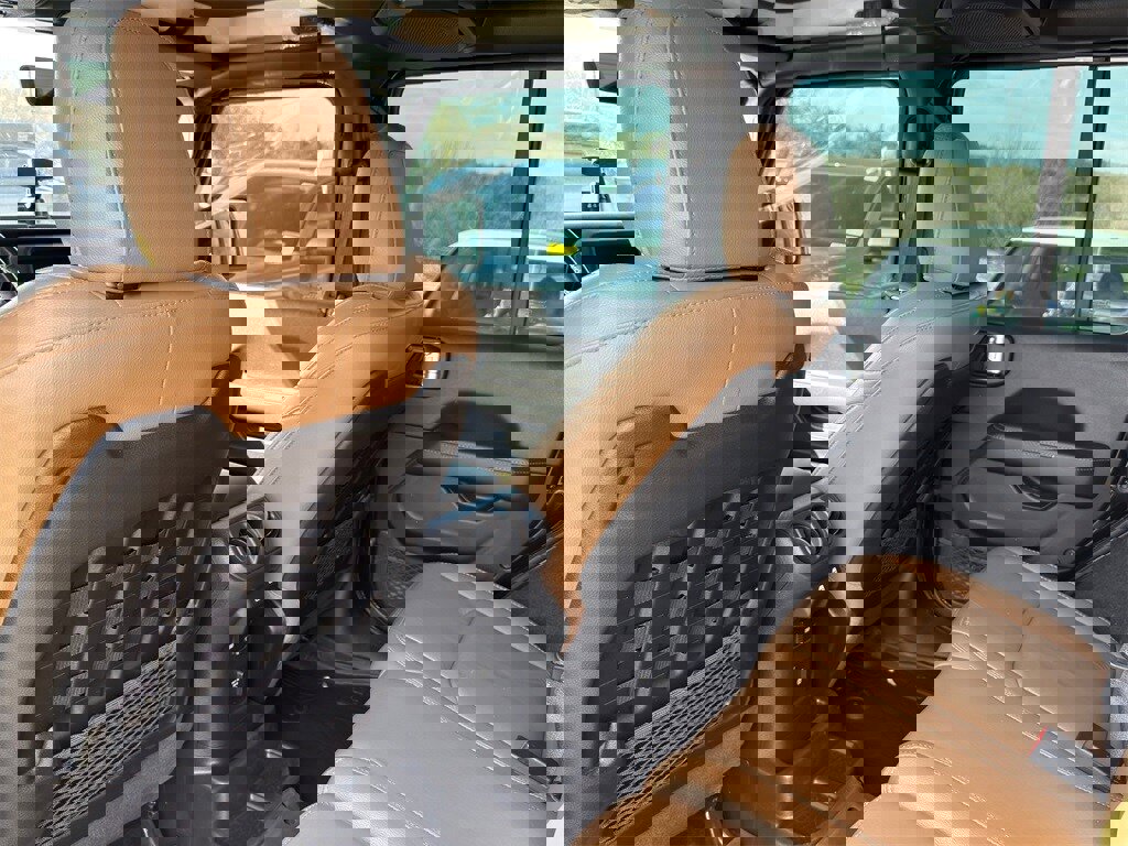 Used 2023 Jeep Wrangler Unlimited Rubicon w/ LED Lighting Group image 28