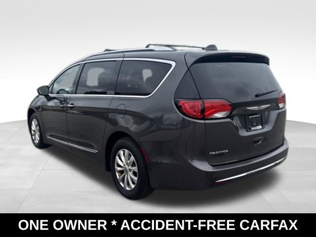 Used 2018 Chrysler Pacifica Touring-L w/ Premium Audio Group FWD image 3