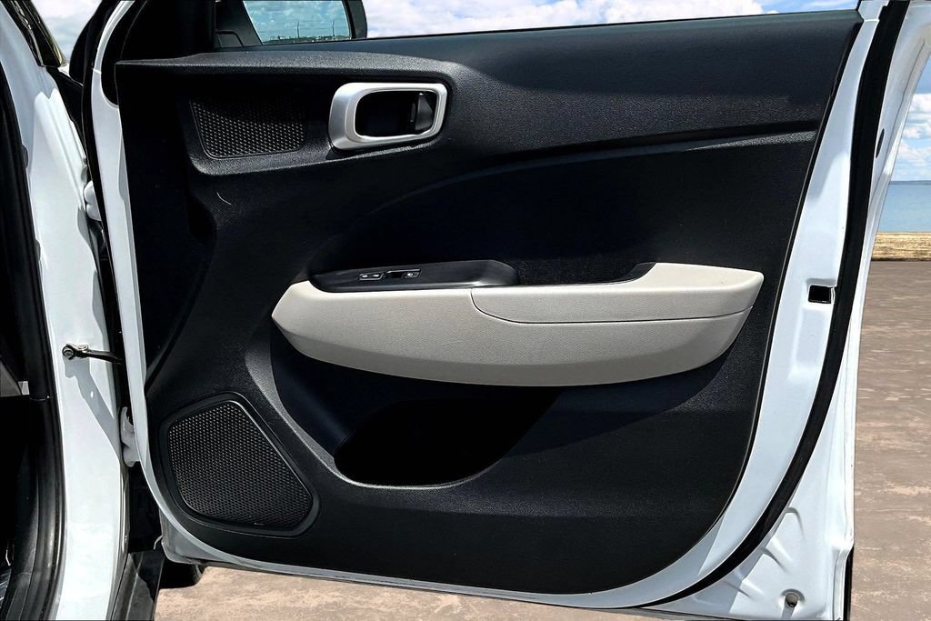 Used 2025 Hyundai Venue SEL FWD image 30