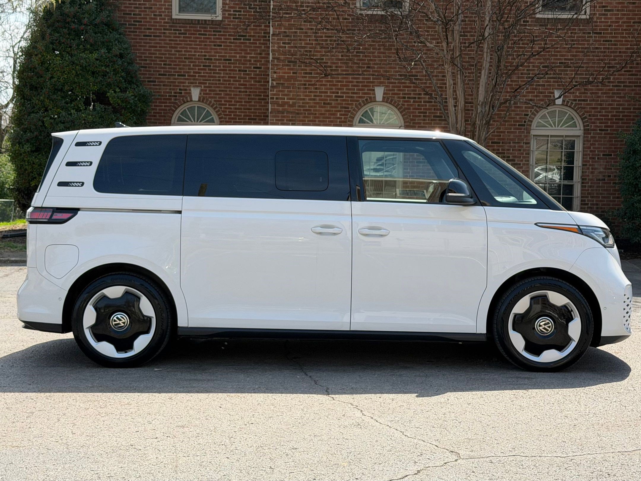 Used 2025 Volkswagen ID. Buzz Pro S RWD image 7